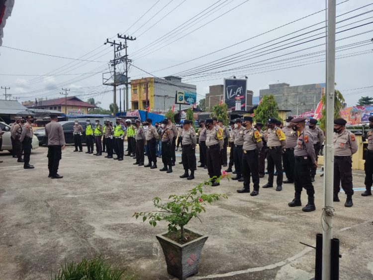 Polres Kuantan Singingi bersama personil stakeholder terkait melakukan pengamanan terhadap acara Even Budaya Pacu Jalur Tradisional Rayon II Hari Pertama