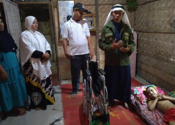Lembaga Anak Yatim Aceh (Aceh Orphan Center - AOC) memberikan bantuan untuk Murdani (18) remaja Tanjong Ara yang tebaring 2 tahun menderita lumpuh akibat saraf kejepit dan Nuri Santiya (8) di Aceh Utara