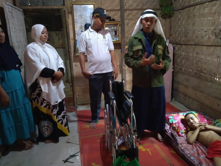 Lembaga Anak Yatim Aceh (Aceh Orphan Center - AOC) memberikan bantuan untuk Murdani (18) remaja Tanjong Ara yang tebaring 2 tahun menderita lumpuh akibat saraf kejepit dan Nuri Santiya (8) di Aceh Utara