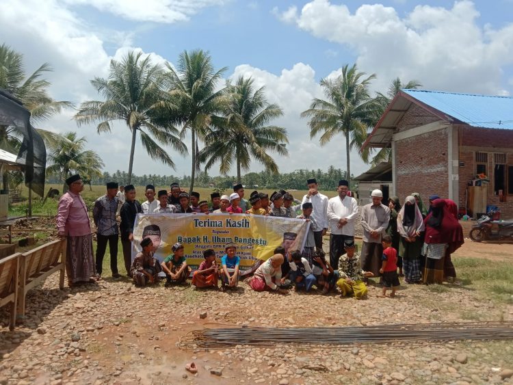 Anggota DPR-RI Komisi V Dapil 2 H. Ilham Pangestu serahkan 1 Unit MCK kepada Dayah Raudhatul Huda