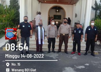 Polresta Manado bersama jajaran Polsek dengan memberikan pengamanan pada ibadah Gereja Minggu