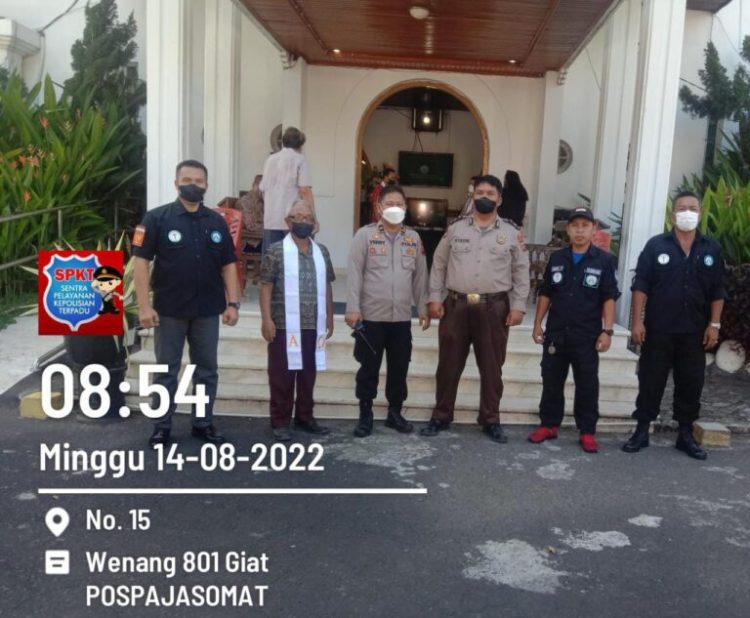 Polresta Manado bersama jajaran Polsek dengan memberikan pengamanan pada ibadah Gereja Minggu