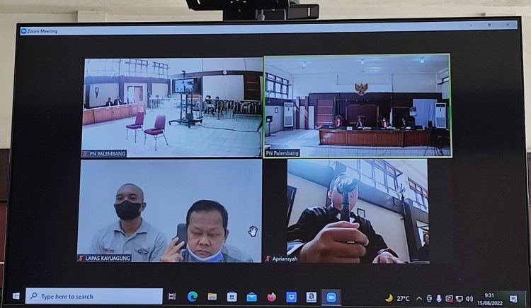 Dua Terdakwa Tabroni Perdana dan Roni Candra yang terjerat kasus Pengadaan bibit karet di Kabupaten OKI dari Disbunak dituntut oleh JPU Kejari OKI dengan hukuman 1 tahun 3 bulan denda Rp 50 juta subsider 3 bulan