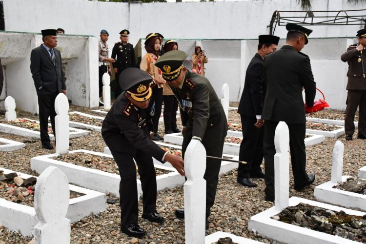 Forkopimda Aceh Tamiang menggelar Upacara Ziarah Nasional yang bertempat di Taman Makam Pahlawan Kualasimpang