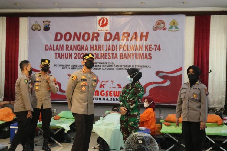 Polwan Polresta Banyumas bekerja sama dengan Palang Merah Indonesia (PMI) Kab. Banyumas melaksanakan kegiatan Bakti Kesehatan berupa donor darah