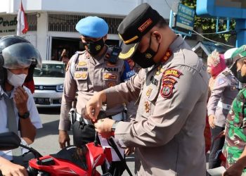 Polres Labuhanbatu bagikan bendera merah putih kepada masyarakat dan menempelkan Stiker logo kemerdekaan dalam rangka memperingati semarak hari Kemerdekaan Republik Indonesia ke-77 Tahun