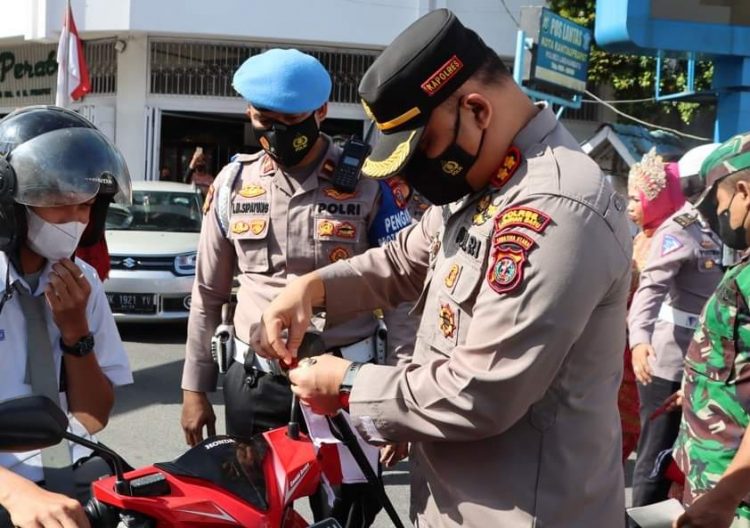 Polres Labuhanbatu bagikan bendera merah putih kepada masyarakat dan menempelkan Stiker logo kemerdekaan dalam rangka memperingati semarak hari Kemerdekaan Republik Indonesia ke-77 Tahun