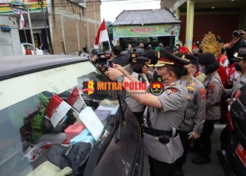 Polda Sumut membagikan 30.000 bendera merah putih dan Sticker HUT RI ke 77 kepada masyarakat