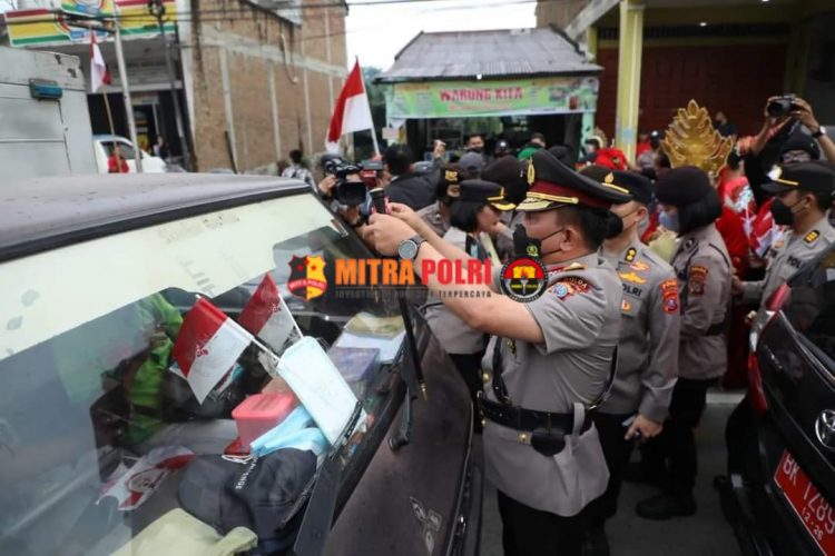 Polda Sumut membagikan 30.000 bendera merah putih dan Sticker HUT RI ke 77 kepada masyarakat