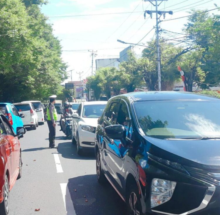 Polresta Manado menggelar kegiatan pos Cakalang dengan melakukan penjagaan dan pengaturan lalu lintas di seluruh titik rawan lakalantas