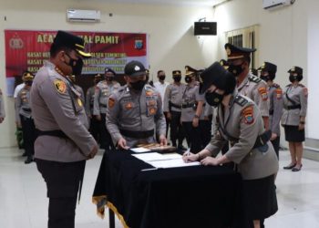 Kapolresta Manado Kombes Pol Julianto P Sirait S.H., S.I.K pimpin upacara serah terima jabatan Kasat Reskrim, Kasat Resnarkoba, Kasi Propam, Kapolsek Mapanget, Kapolsek Tuminting, Kapolsek Bunaken dan Kapolsek Kepulauan Bunaken