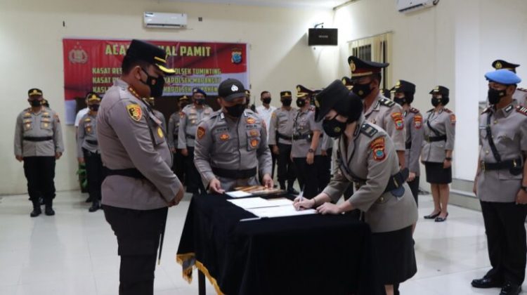Kapolresta Manado Kombes Pol Julianto P Sirait S.H., S.I.K pimpin upacara serah terima jabatan Kasat Reskrim, Kasat Resnarkoba, Kasi Propam, Kapolsek Mapanget, Kapolsek Tuminting, Kapolsek Bunaken dan Kapolsek Kepulauan Bunaken