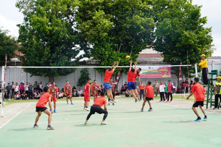 Korem 011/Lilawangsa mengadakan pertandingan pekan olahraga bola voli di Lapangan Jenderal Sudirman Korem 011/Lilawangsa