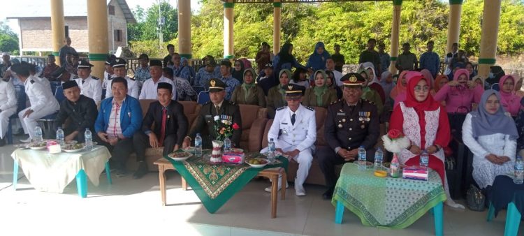 Detik-detik Proklamasi dan Pengibaran Bendera Merah Putih ke 77 di lapangan alun-alun Lae Souraya, Camat Rundeng sangat mengapresiasi seluruh jajaran dan masyarakat yang hadir