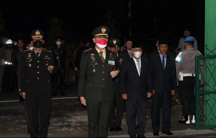 Komandan Kodim 0402/OKI Letkol Inf Hendra Saputra,S.Sos.,M.M.,M.I.Pol melaksanakan apel kehormatan dan renungan suci