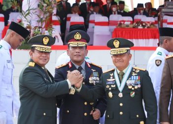 Kapolda Sumut Irjen Pol. Drs. R.Z. Panca Putra S., M.Si mengikuti upacara peringatan Hari Kemerdekaan Republik Indonesia ke 77 di Lapangan Astaka Jalan Willem Iskandar Pancing Medan