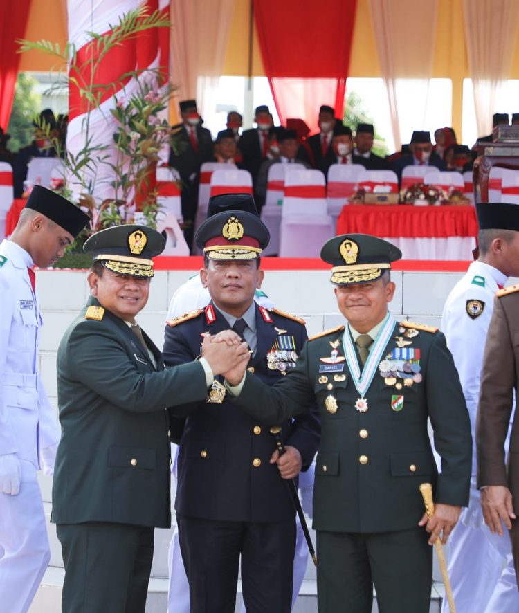 Kapolda Sumut Irjen Pol. Drs. R.Z. Panca Putra S., M.Si mengikuti upacara peringatan Hari Kemerdekaan Republik Indonesia ke 77 di Lapangan Astaka Jalan Willem Iskandar Pancing Medan
