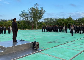 Polres Bangka Barat menggelar upacara pengibaran bendera merah putih di halaman Mapolres Bangka Barat