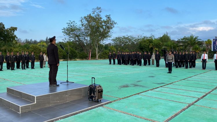 Polres Bangka Barat menggelar upacara pengibaran bendera merah putih di halaman Mapolres Bangka Barat