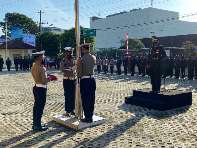Polres Pangkalpinang menggelar Upacara pengibaran bendera merah putih di halaman Mapolres Pangkalpinang