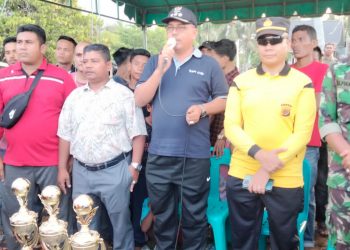 Camat Kecamatan Samudera, Ilyas, SE yang
didamping unsur Muspika Kapolsek samudera Iptu Saprudin, SH, MH, Danramil 06 samudera Kapten Kav. Ridwan gunawan, melakukan menutup sekaligus menyerahkan piala pada juara Turnamen Muspika