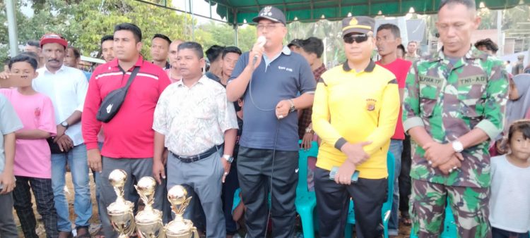 Camat Kecamatan Samudera, Ilyas, SE yang
didamping unsur Muspika Kapolsek samudera Iptu Saprudin, SH, MH, Danramil 06 samudera Kapten Kav. Ridwan gunawan, melakukan menutup sekaligus menyerahkan piala pada juara Turnamen Muspika