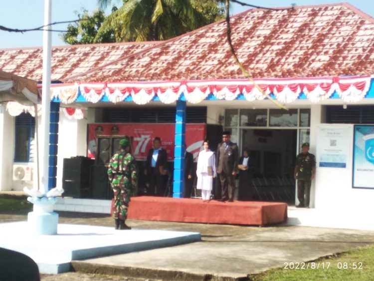 Momen HUT RI ke 77, PLT camat Pedamaran memimpin langsung upacara, yang dilaksanakan di lapangan kantor camat kecamatan Pedamaran
