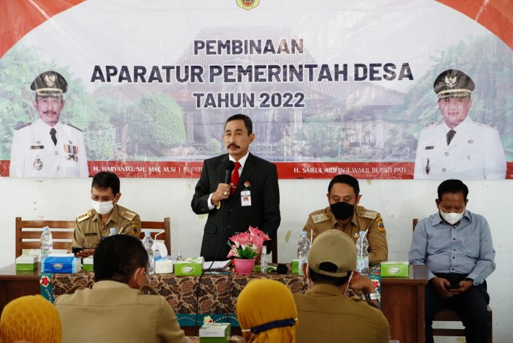 Wakil Bupati (Wabup) Pati Saiful Arifin (Safin), Bupati Pati Haryanto, Selasa (16/8), memberikan pembinaan aparatur pemerintah desa tahun 2022