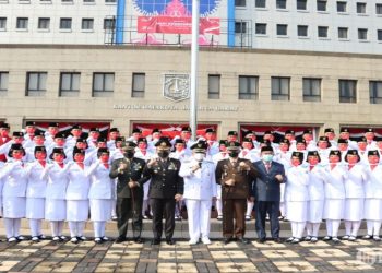 Kapolres Metro Jakarta Barat Kombes Pol Pasma Royce bersama dengan Dandim 0503 JB Kolonel Kav I Made Maha Yudhiksa dan Kajari Jakarta barat Dwi Agus Afrianto mengikuti upacara hari Kemerdekaan Republik Indonesia yang ke 77