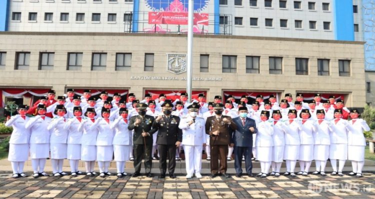 Kapolres Metro Jakarta Barat Kombes Pol Pasma Royce bersama dengan Dandim 0503 JB Kolonel Kav I Made Maha Yudhiksa dan Kajari Jakarta barat Dwi Agus Afrianto mengikuti upacara hari Kemerdekaan Republik Indonesia yang ke 77