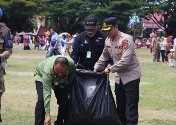 Kapolres Lhokseumawe, AKBP Henki Ismanto, SIK dan Penjabat Walikota Lhokseumawe, Dr. Drs Imran, MA kompak membersihkan sampah di Lapangan Hiraq, Kota Lhokseumawe