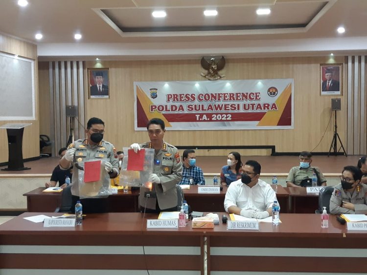 Polda Sulut menggelar press conference terkait perkembangan penanganan kasus membawa, memiliki, menyimpan dan menguasai senjata tajam tanpa izin