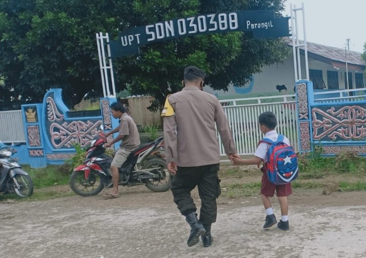 Bhabinkamtibmas yang melaksanakan Gatur pos padat pagi pada jam masuk sekolah di wilayah hukum Polres Dairi