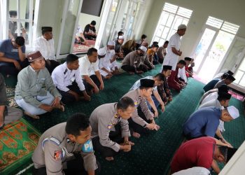 Umat Muslim Polres Dairi bersama Masyarakat Kabupaten Dairi melaksanakan sholat Jumat pertama kali di Mesjid Husnul Khotimah Polres Dairi