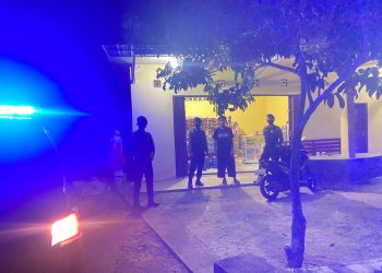 Personil Sat Samapta Polres Bangka Barat melaksanakan patroli pada malam hari