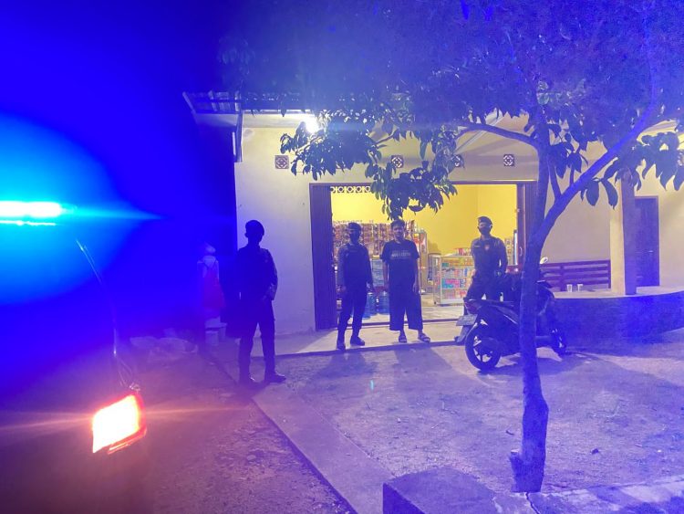 Personil Sat Samapta Polres Bangka Barat melaksanakan patroli pada malam hari