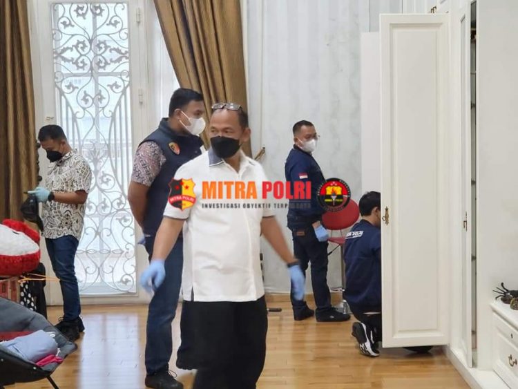 Tim gabungan Direktorat (Dit) Reskrimsus Polda Sumut dan Polrestabes Medan melakukan penggeledahan rumah mewah milik ABK bos judi online