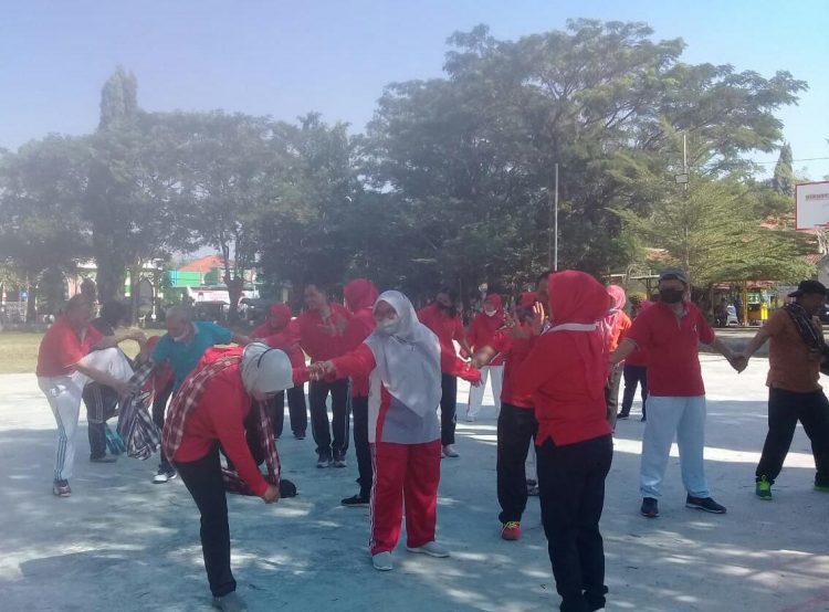 Dalam rangka memperingati HUT Kemerdekaan RI yang ke 77, Kepala Sekolah di Kecamatan Slawi menggelar kegiatan lomba