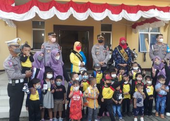 Kapolsek Purwokerto Selatan menerima Kunjungan Siswa siswi Pos Paud Flamboyan yang ada di Purwokerto Kulon