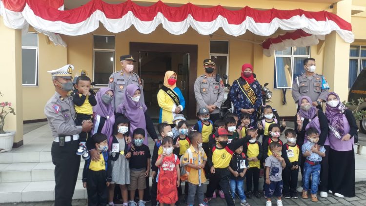 Kapolsek Purwokerto Selatan menerima Kunjungan Siswa siswi Pos Paud Flamboyan yang ada di Purwokerto Kulon