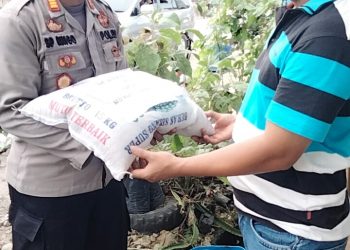 Kapolsek Tigalingga memberikan bantuan berupa sembako kepada Warga korban bencana alam angin puting beliung yang terjadi kemarin sore di di desa lau sireme