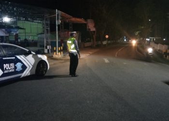 Personil Patwal Satlantas Polres Bangka Barat melaksanakan patroli pada malam hari (blue light patrol)