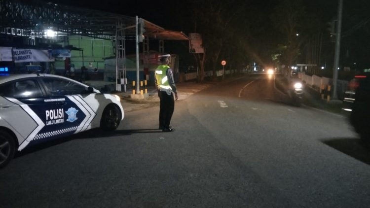 Personil Patwal Satlantas Polres Bangka Barat melaksanakan patroli pada malam hari (blue light patrol)