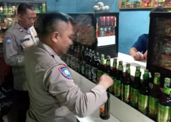 Kapolsek Jampang Tengah, AKP Usep Nurdin bersama anggotanya melaksanakan razia minuman keras (miras)