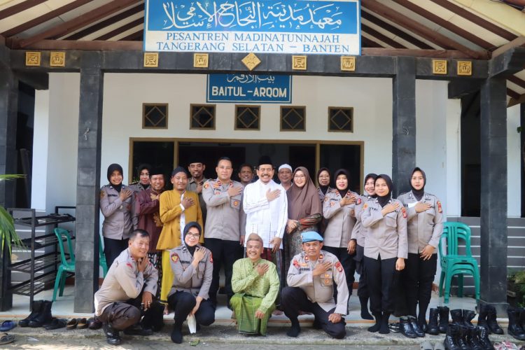 Polwan Polres Tangerang Selatan mengadakan bhakti religi ke pondok pesantren di wilayah hukum Polres Tangerang Selatan