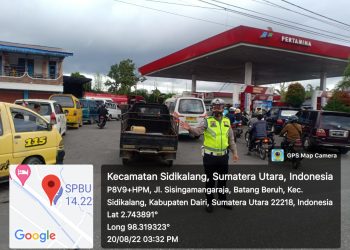 Kasat Lantas Polres Dairi AKP Herliandri, SH bersama personil melakukan pengamanan arus lalu lintas di sebuah Stasiun Pengisian Bahan bakar Umum (SPBU)