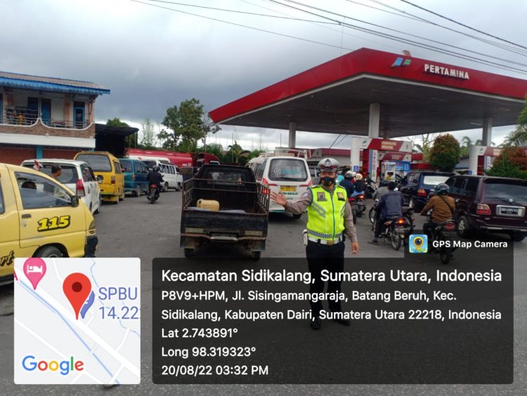 Kasat Lantas Polres Dairi AKP Herliandri, SH bersama personil melakukan pengamanan arus lalu lintas di sebuah Stasiun Pengisian Bahan bakar Umum (SPBU)