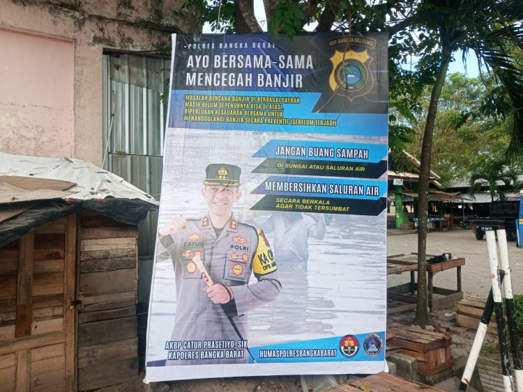 Polres Bangka Barat memasang spanduk yang berisi imbauan tentang antisipasi terhadap bencana banjir