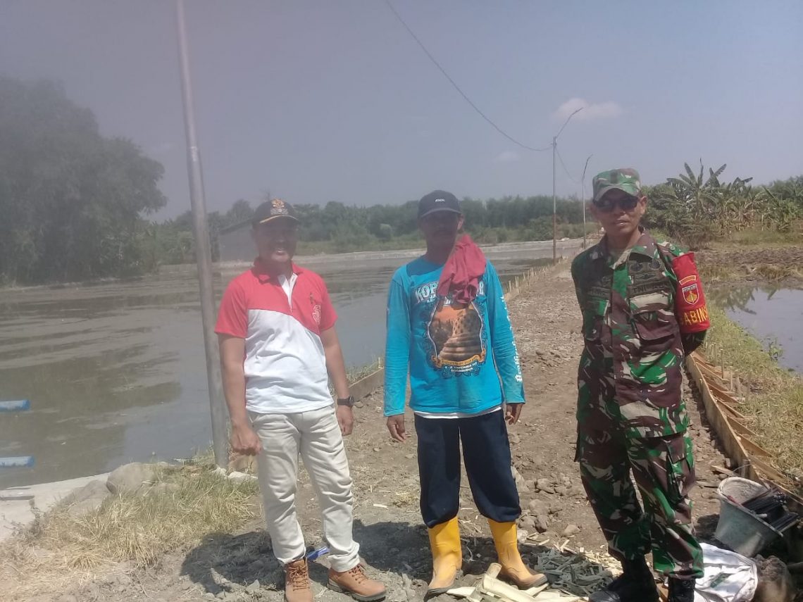 Kepala Desa Moh. Kholifatul Alif (sebelah kiri) saat bersama warga dan Babinsa Serka Untung