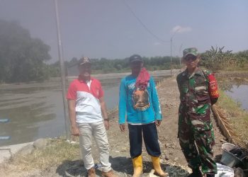 Kepala Desa Moh. Kholifatul Alif (sebelah kiri) saat bersama warga dan Babinsa Serka Untung